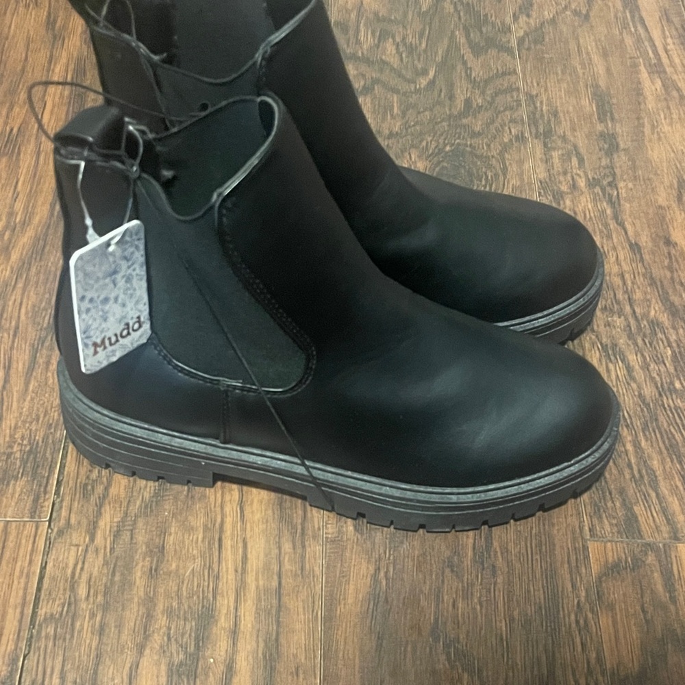 Boots 8.5 NWT